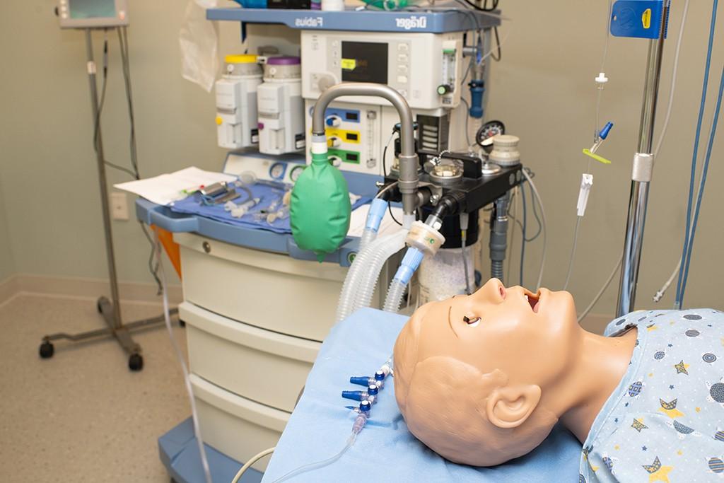 临床模拟室的床上放着一个病人模拟器