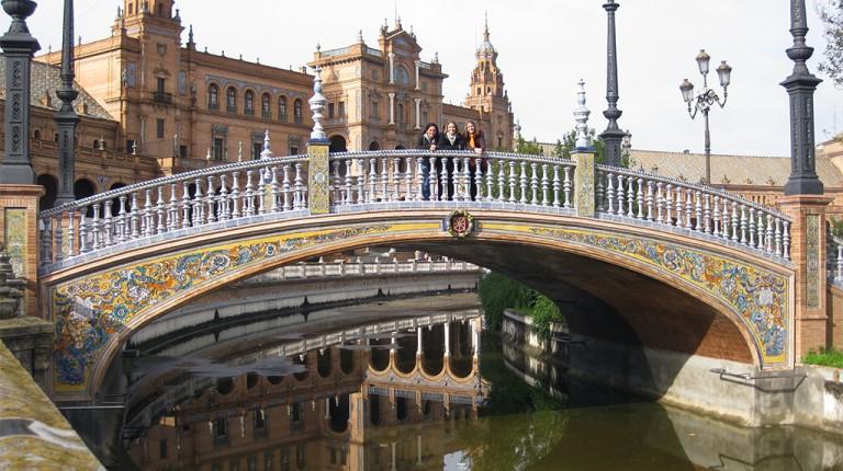 西班牙塞维利亚，学生们站在一座错综复杂的桥上